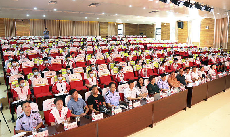 以光之名 護(hù)你前行——元琛科技為合肥新站壽春實(shí)驗(yàn)中學(xué)捐贈1000套反光服